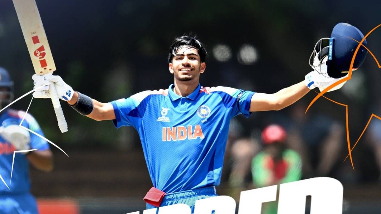 सुपर सिक्स फेरीत भारताने नाणेफेकीचा कौल गमावला आणि वाटेला प्रथम फलंदाजी आली. भारताने 8 गडी गमवून 352 धावा केल्या. यात भारताकडून एक शतक आणि दोन अर्धशतकं आली. विहान मल्होत्राने 104 चेंडूत 7 चौकारांच्या मदतीने शतक पूर्ण केलं. भारतासाठी अंडर 19 वनडे वर्ल्डकप स्पर्धेतील पहिलं शतक आहे. (Photo- BCCI Twitter) 