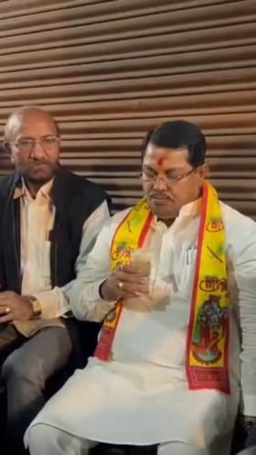 प्रचाराच्या रणधुमाळीत वडेट्टीवारांचा टी-ब्रेक; टपरीवर चहा घेत कार्यकर्त्यांशी साधला संवाद.