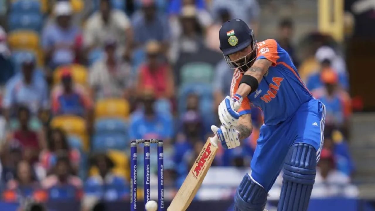 भारताचा माजी फलंदाज विराट कोहली या यादीत तिसऱ्या स्थानी आहे. विराटला चेस मास्टर म्हटलं जातं. विराटने भारतासाठी विजयी धावांचा पाठलाग करताना अनेक विक्रम केले आहेत. तसेच विराटने टी 20i क्रिकेटमध्ये 53 सामन्यांमध्ये 53 षटकार लगावले आहेत.