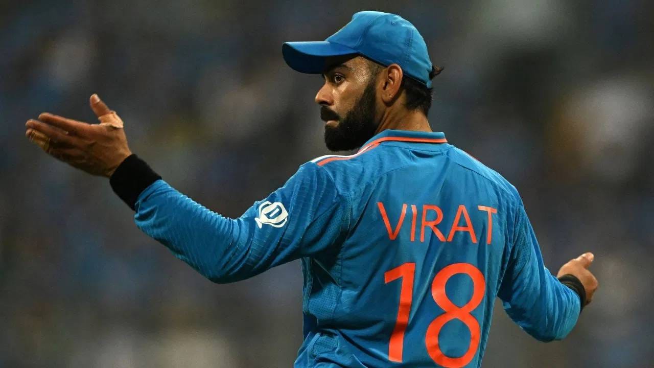 विराट कोहली हा एकमेव खेळाडू असा आहे की, ज्याचा 2014 आणि 2016 मध्ये प्लेयर ऑफ द टूर्नामेंट पुरस्काराने गौरव करण्यात आला आहे. अशी गौरव मिळवणारा एकमेव खेळाडू आहे. त्याने 2014 मध्ये 319 धावा केल्या होत्या. तर 2016 मध्ये 273 धावांची खेळी केली होती. (Photo- AFP)