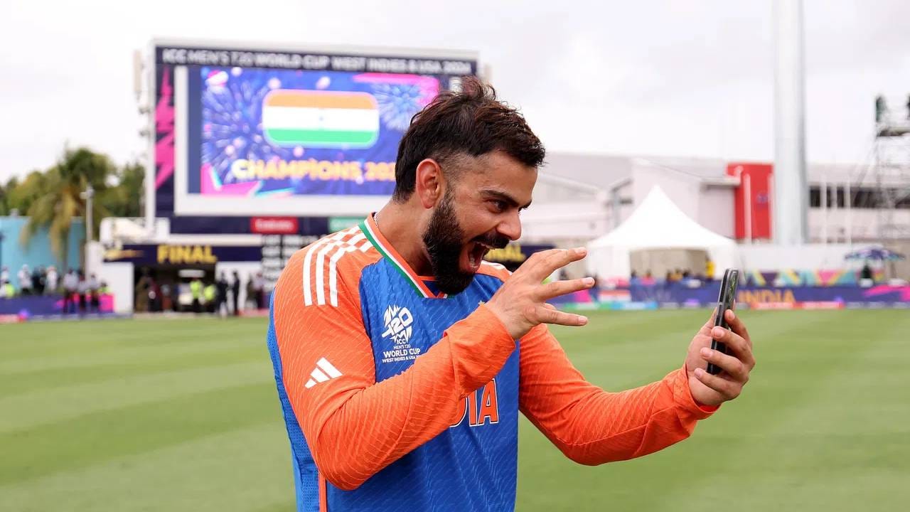 विराट कोहलीने कसोटी आणि टी20 फॉर्मेटमधून निवृत्ती घेतली आहे. आता फक्त वनडे क्रिकेटवर लक्ष्य केंद्रीत केलं आहे. विराट कोहलीच्या नावावर अनेक विक्रम रचले गेले आहेत. असाच एक विक्रम टी20 वर्ल्डकप स्पर्धेत रचला आहे. अजूनही हा विक्रम अबाधित आहे. (Photo- Getty Image)