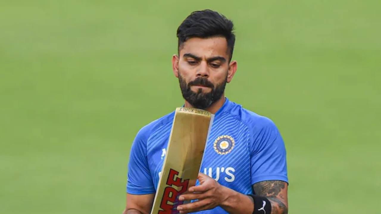 विराट कोहली आता फक्त वनडे फॉर्मेट खेळत आहे. न्यूझीलंडविरुद्धच्या वनडे मालिकेत पुन्हा एकदा खेळताना दिसणार आहे. 11 जानेवारीपासून वनडे मालिका सुरु होणार आहे. या मालिकेत सचिन तेंडुलकरचा मोठा विक्रम विराटच्या रडारवर आहे. (Photo- PTI)