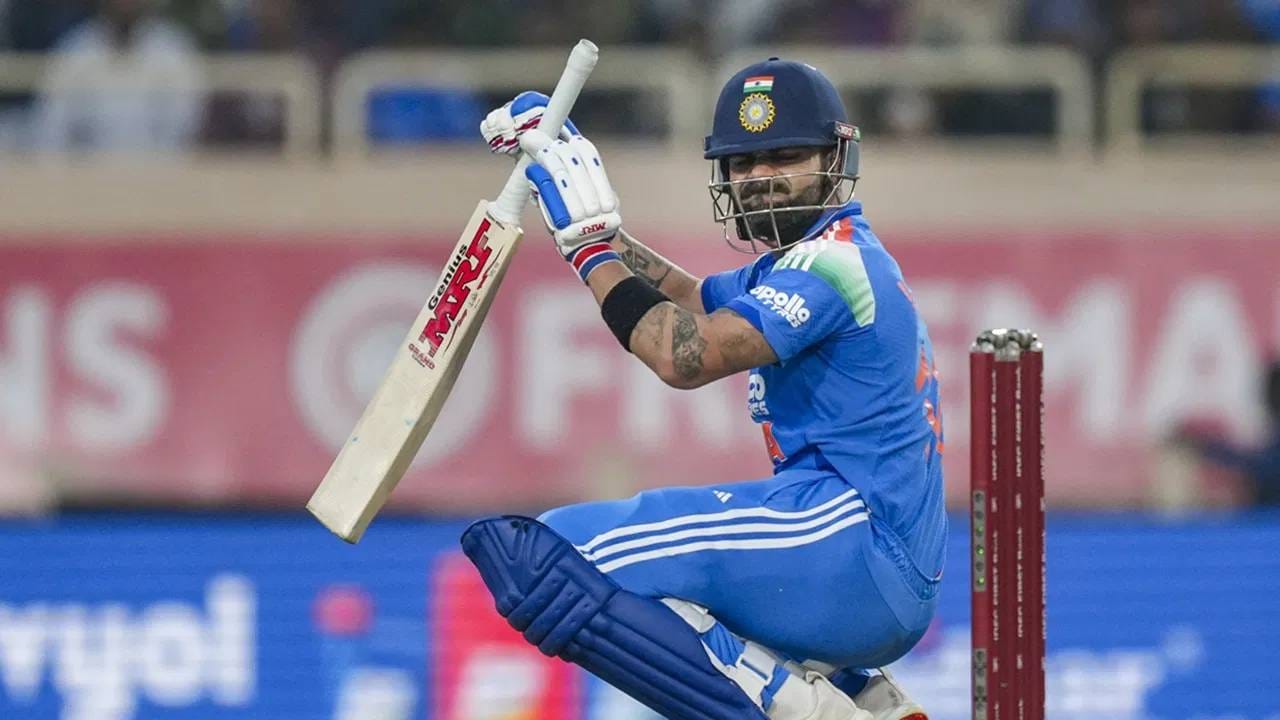 11 जानेवारीपासून भारत आणि न्यूझीलंड यांच्यात तीन सामन्यांची एकदिवसीय मालिका होणार आहे. या मालिकेत 28 हजार धावा पूर्ण करेल. पहिल्या सामन्यातच करेल अशी अपेक्षा आहे. तसं केलं तकर सचिन तेंडुलकरचा विक्रम मोडीत काढेल. कारण 624 डावात ही उंची गाठणार आहे. (Photo- PTI)