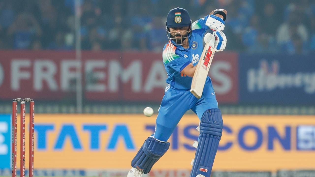 भारत आणि न्यूझीलंड यांच्यात तीन सामन्यांची वनडे मालिका होत आहे. या मालिकेतील पहिला सामना भारताने जिंकला आणि 1-0 ने आघाडी घेतली. आता राजकोटमध्ये दुसरा वनडे सामना होणार आहे. विराट कोहली राजकोटमधील सामन्यात तीन विक्रम रचू शकतो. (Photo: BCCI Twitter)