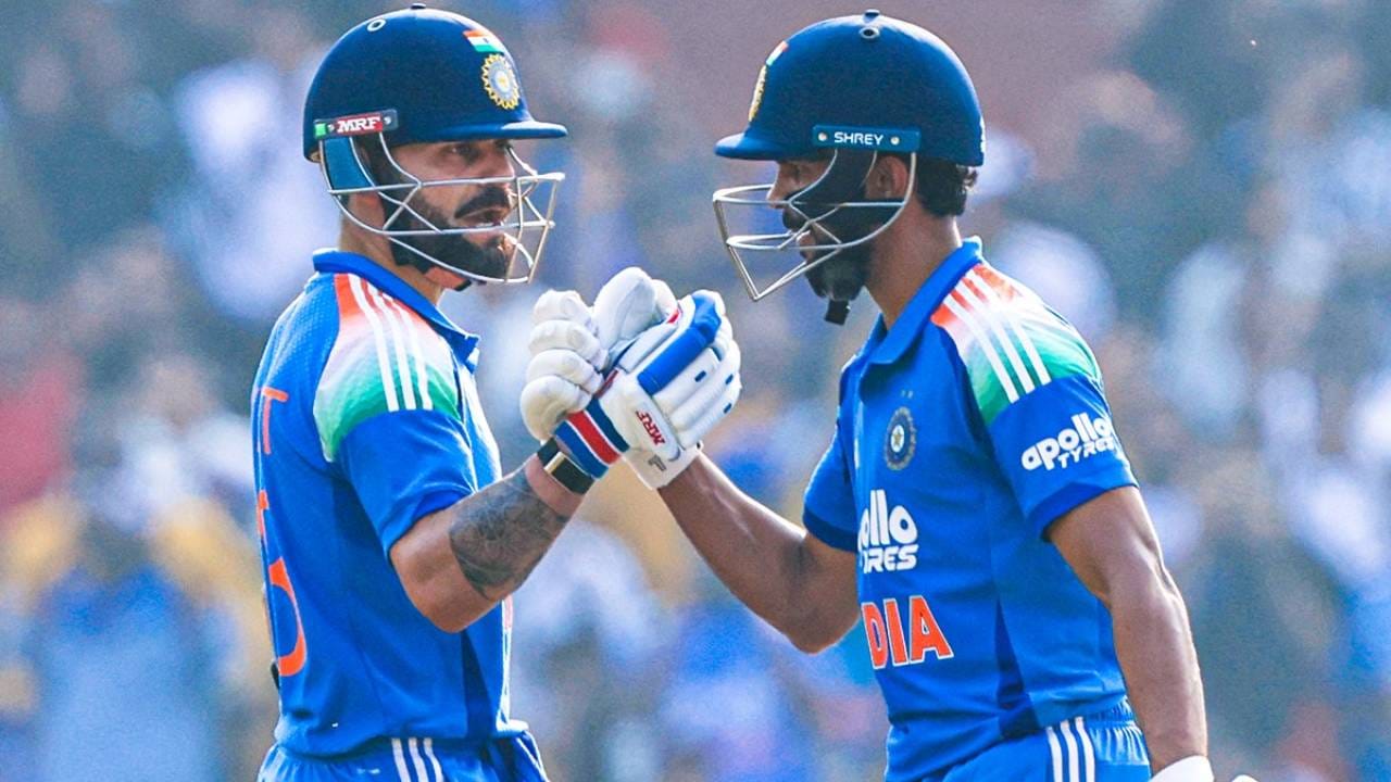 न्यूझीलंडविरुद्धच्या एकदिवसीय मालिकेतही हाच फॉर्म कायम राहिला तर विराट कोहली विक्रम रचू शकतो. किवींविरुद्धच्या पहिल्या एकदिवसीय सामन्यात शतक केले तर तो त्याच्या खात्यात आणखी एक विक्रम जोडेल. किवींविरुद्ध सर्वाधिक एकदिवसीय शतके करणाऱ्यांच्या यादीत कोहली अव्वल स्थानावर असेल. (Photo- BCCI Twitter)