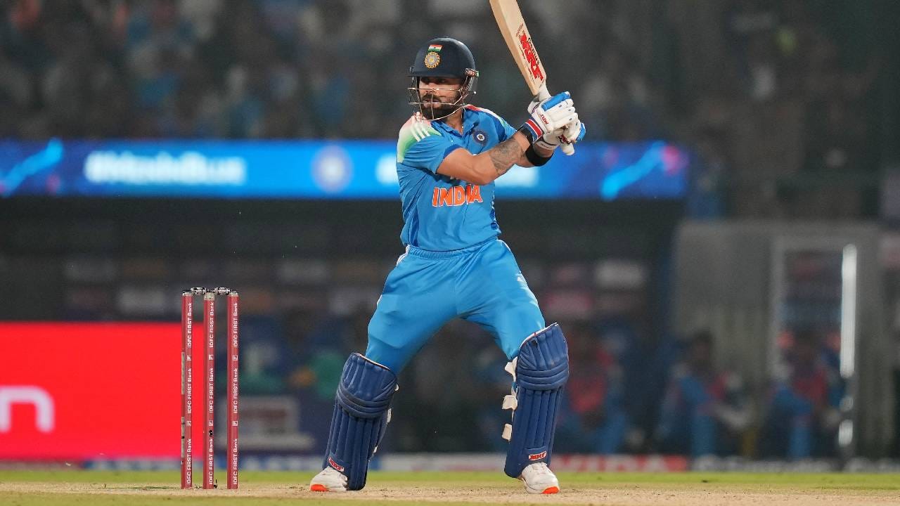 राजकोट वनडे सामन्यापूर्वी जगातील नंबर 1 फलंदाज बनू शकतो. रोहित नंबर 1 एकदिवसीय फलंदाज आहे. परंतु वडोदरा एकदिवसीय सामन्यात विराट कोहलीच्या 93 धावांमुळे नंबर 1 फलंदाज बनू शकतो. विराट कोहली जवळजवळ पाच वर्षांनी पुन्हा एकदा नंबर 1 वर पोहोचेल. (Photo: BCCI Twitter)