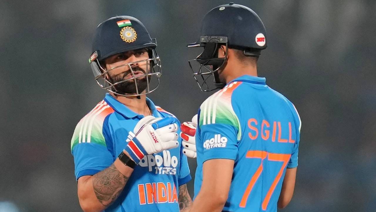 विराट कोहलीने राजकोटमध्ये आतापर्यंत एकूण 5 वनडे सामने खेळले आहे. निरंजन शाह स्टेडियममध्ये 4 सामने खेळला असून 56.5 च्या सरासरीने 226 धावा केल्या आहेत. यात तीन अर्धशतकांचा समावेश आहे. तर राजकोटच्या माधवराव सिंधिया क्रिकेट ग्राउंडवर 27 धावा केल्या आहेत. (Photo: BCCI Twitter)