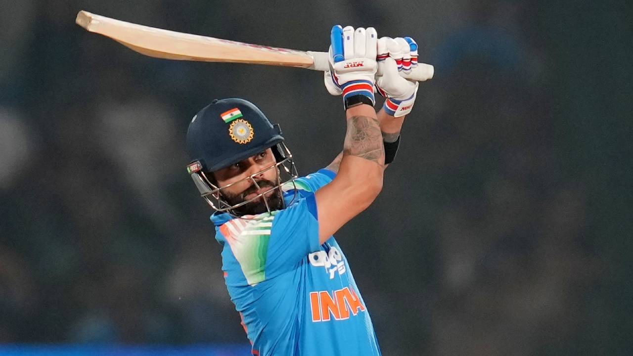 विराट कोहली वनडे क्रिकेटमध्ये राजकोटच्या मैदानात यापूर्वी कधीही शतकी खेळी करू शकलेला नाही. मागच्या 17 वर्षांपासून शतकासाठी त्याची झुंज सुरू आहे. 17 वर्षानंतर विराट कोहली शतकाची भूक शमवण्याची शक्यता आहे. कारण विराट कोहली सध्या फॉर्मात आहे. (Photo: BCCI Twitter)