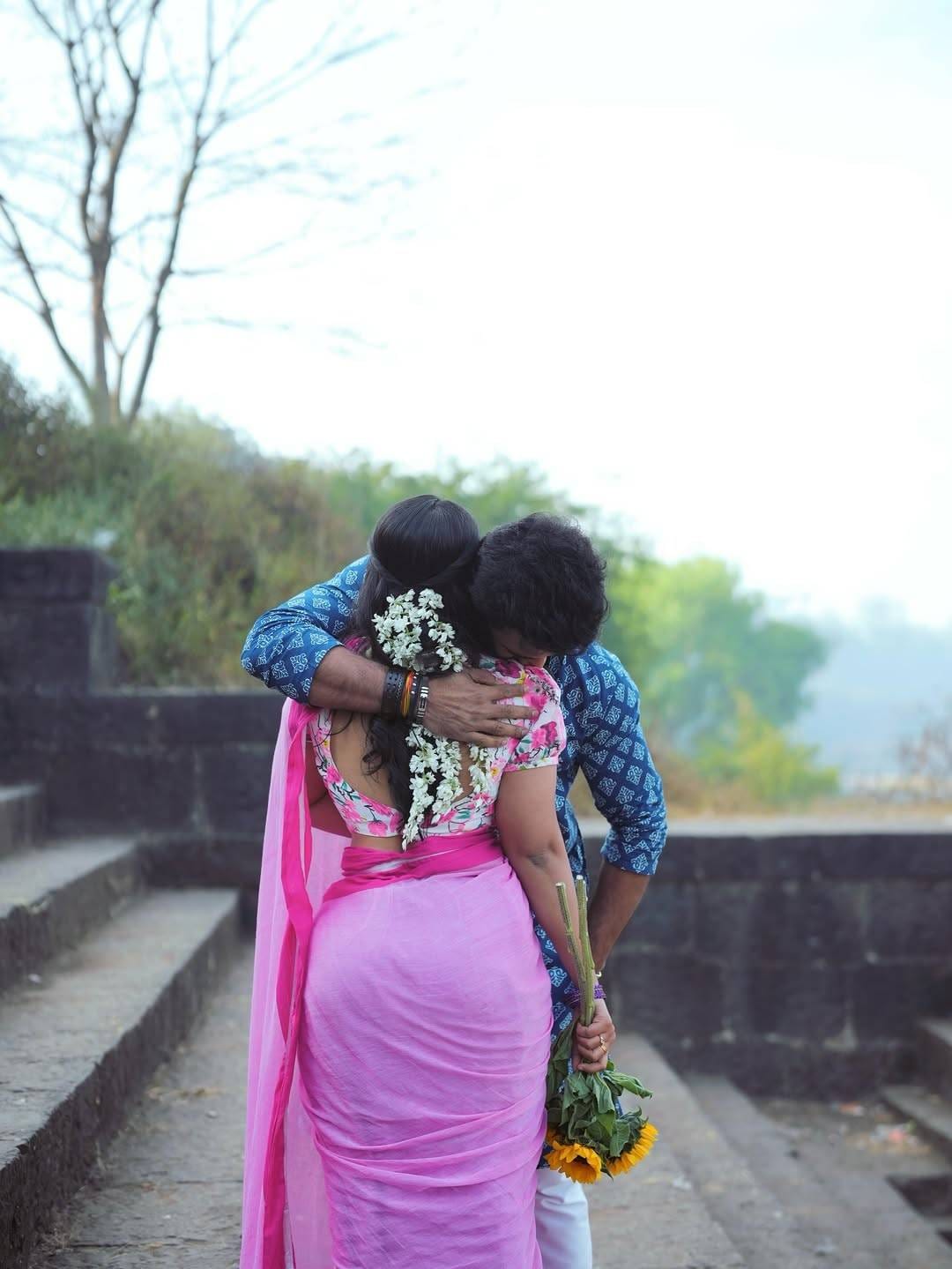 विशालने पोस्ट केलेल्या या फोटोंवर अक्षयाने 'अभिनंदन.. खूप आनंद होतोय' अशी कमेंट केली आहे. तर अभिनेत्री माधुरी पवारने अक्षयाला टॅग करत तिचंही अभिनंदन केलं आहे. त्यामुळे विशालची गर्लफ्रेंड अक्षयाच असल्याची चर्चा सुरू झाली. 
