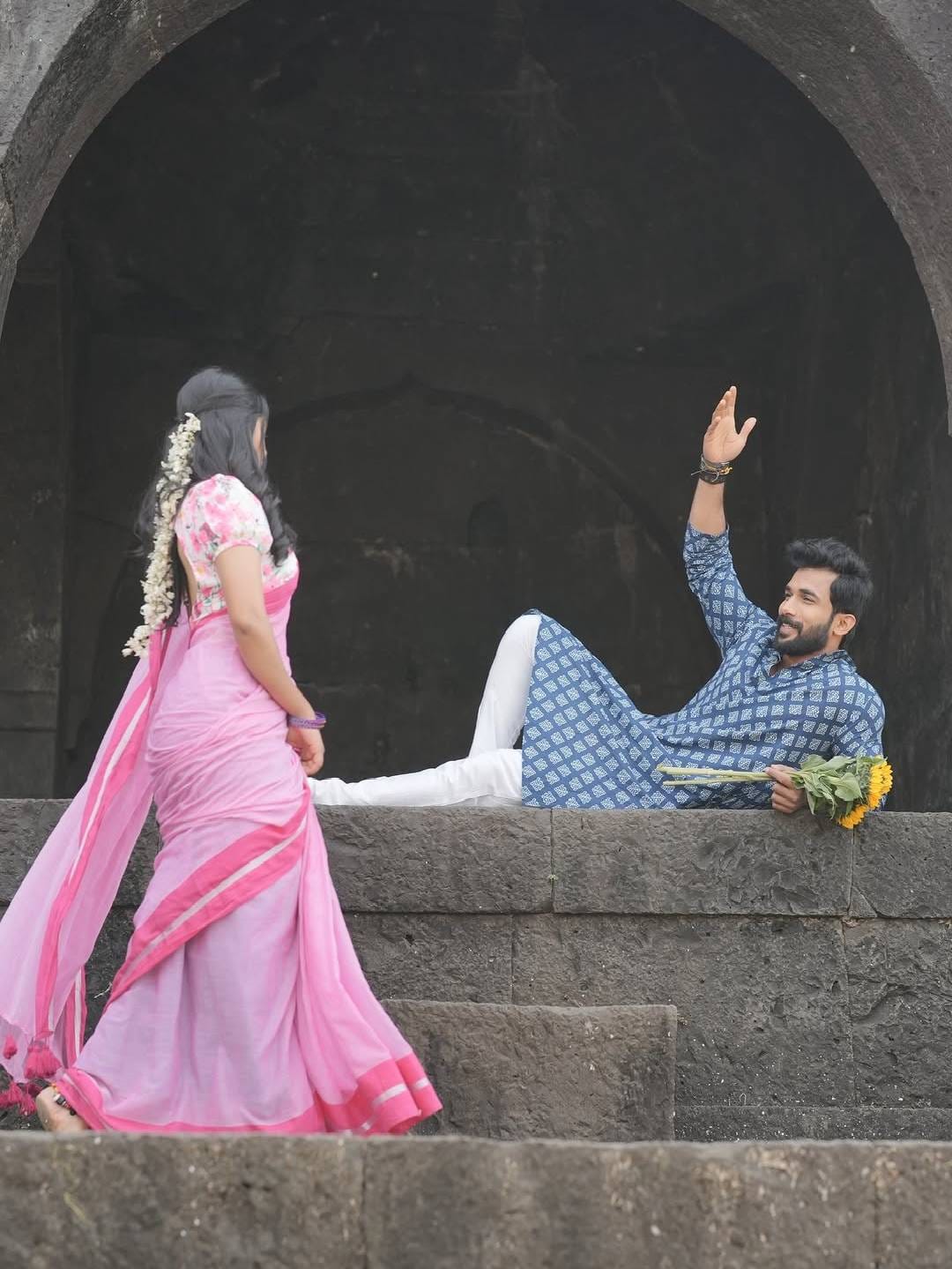 'बिग बॉस मराठी 3'चा विजेता आणि 'येड लागलं प्रेमाचं' या मालिकेत रायाची भूमिका साकारणारा अभिनेता विशाल निकम याने प्रेमाची जाहीर कबुली दिली आहे. 'माझी सौंदर्या' असं कॅप्शन देत विशालने त्याच्या प्रेयसीसोबतचे रोमँटिक फोटो पोस्ट केले आहेत. 
