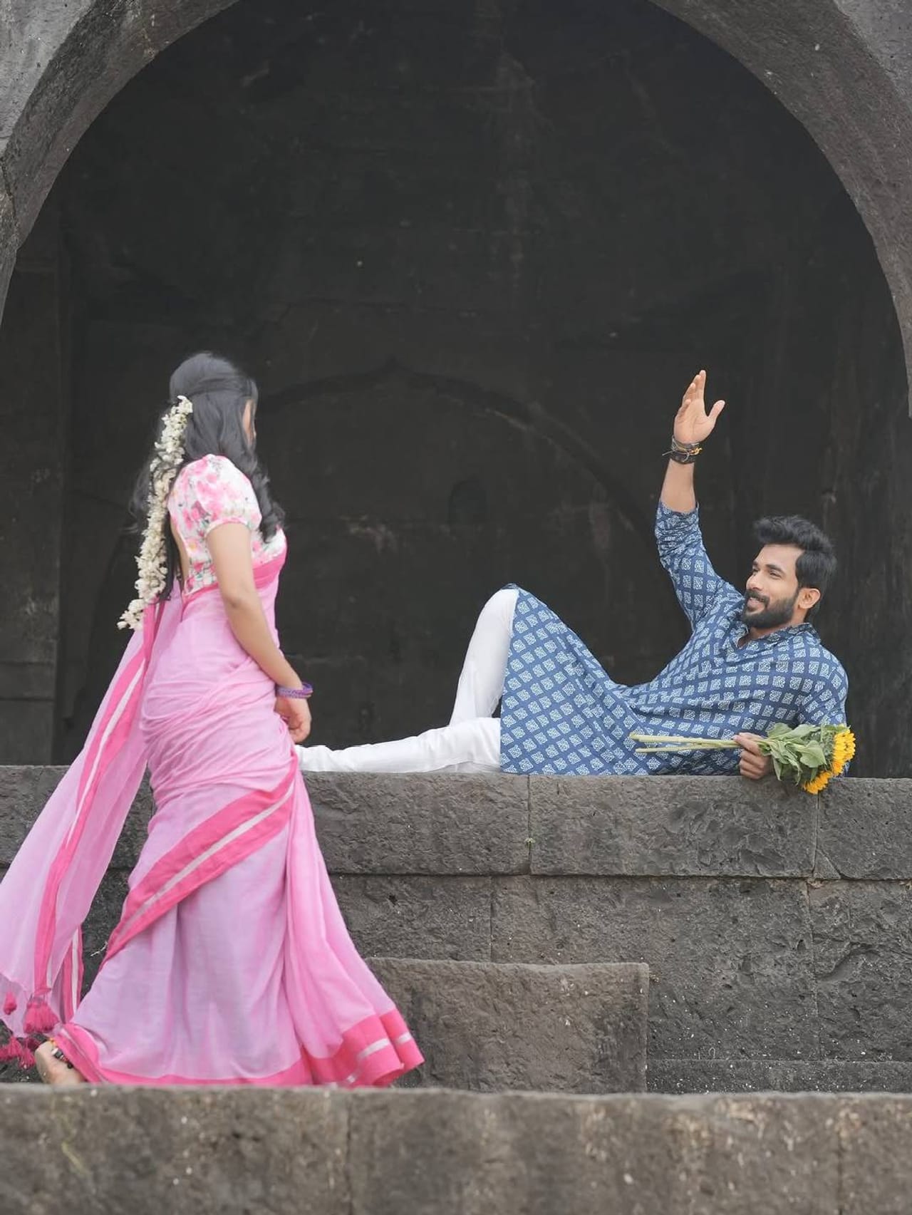 'बिग बॉस मराठी 3'चा विजेता आणि 'येड लागलं प्रेमाचं' या मालिकेत रायाची भूमिका साकारणारा अभिनेता विशाल निकम याने प्रेमाची जाहीर कबुली दिली आहे. 'माझी सौंदर्या' असं कॅप्शन देत विशालने त्याच्या प्रेयसीसोबतचे रोमँटिक फोटो पोस्ट केले आहेत. 
