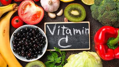 हिवाळ्यात त्वचेला मॉईश्चराईज करण्यासाठी Vitamin C ठरेल फायदेशीर, जाणून घ्या....