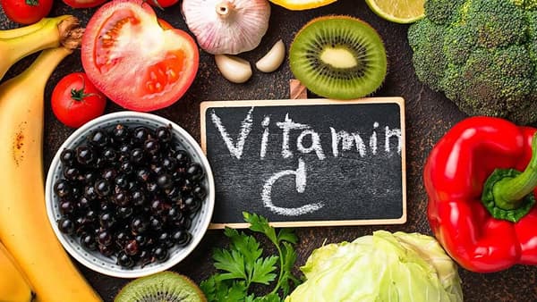 हिवाळ्यात त्वचेला मॉईश्चराईज करण्यासाठी Vitamin C ठरेल फायदेशीर, जाणून घ्या....