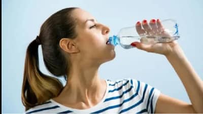 प्लास्टिकच्या बाटलीतले पाणी आरोग्यासाठी Poison, जाणून घ्या पिण्याचे तोटे...