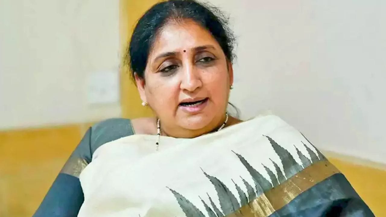 सुनेत्रा पवार राष्ट्रवादी काँग्रेसकडून बारामती विधानसभेची पोटनिवडणूक लढणार आहेत.