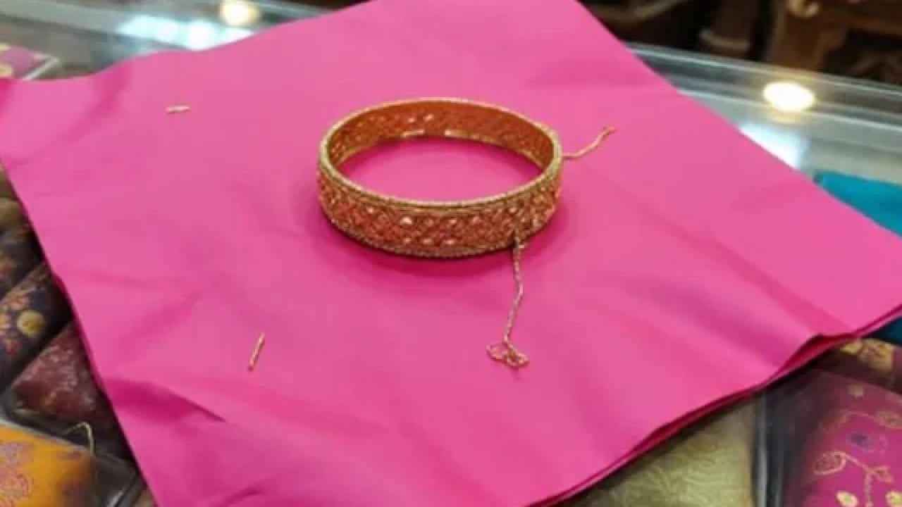 मानसशास्त्रज्ञ सांगतात की गुलाबी रंग पाहणाऱ्याच्या मनात ‘नवीन, शुद्ध आणि सौम्य’ असा भाव निर्माण करतो. त्यामुळे दागिना पाहताना ग्राहकाला एक वेगळाच समाधानाचा आणि विश्वासाचा अनुभव मिळतो.