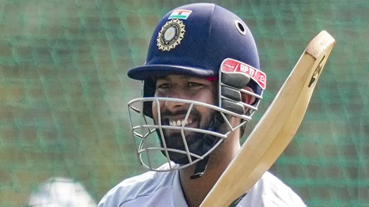 मीडिया रिपोर्ट्सनुसार, ऋषभ पंतच्या बरगड्यांना दुखात झालीय.पंतला झालेली दुखापत मध्यम स्वरुपाची असल्याचं म्हटलं जात आहे. त्यामुळे पंतला वेदना होत आहेत. पंतला 15 दिवसांनंतर यातून आराम मिळेल, अशी शक्यता वर्तवण्यात येत आहे.  (Photo Credit : PTI)