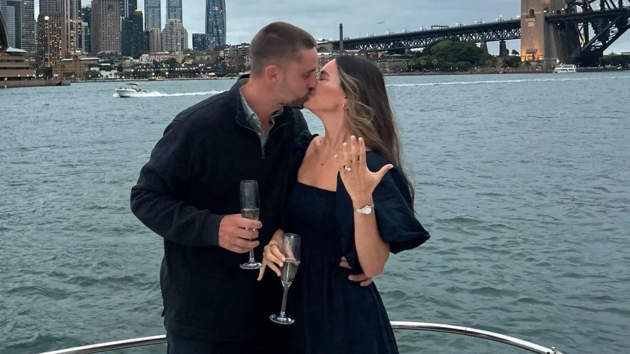 विल जॅक्स याने हार्बर ब्रिजसमोर एका बोटीवर त्याच्या प्रेयसीला प्रपोज केलं. त्यानंतर जॅक्सने एना ब्रमवेल हीला अंगठी घातली (Photo Credit: Instagram/Ana Brumwell)