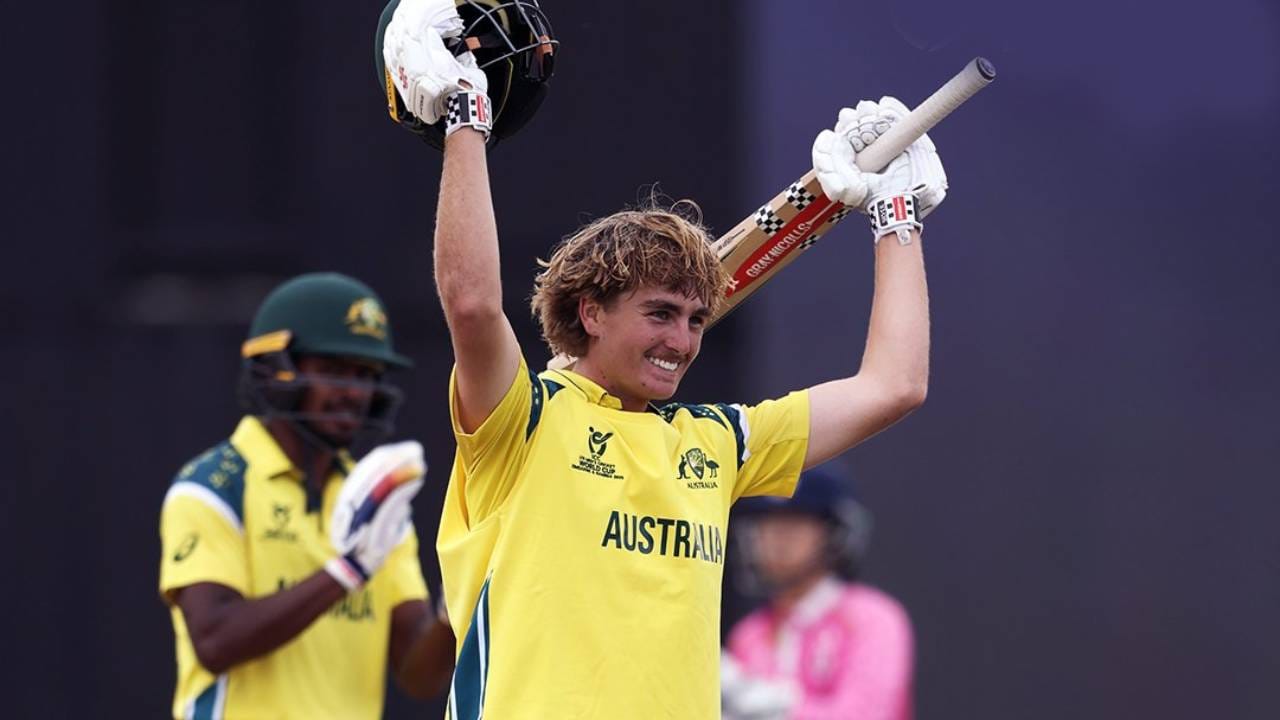 विल  मलाझुकने वैभव सूर्यवंशीचा वनडे क्रिकेटमध्ये जलद शतकाचा विक्रम मोडला. वैभव सूर्यवंशीने इंग्लंडविरुद्ध 52 चेंडूत शतक ठोकलं आहे. पण विलला फक्त 51 चेंडू लागले. या यादीत पाकिस्तानचा समीर मिन्हास आघाडीवर आहे. त्याने झिम्बाब्वेविरुद्ध  42 चेंडूत शतक ठोकलं आहे. (Photo- ICC X)