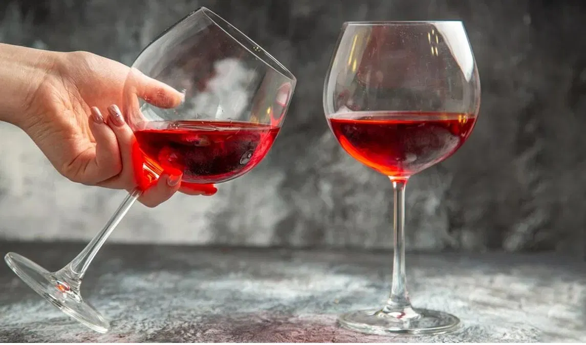 नाशिक जिल्ह्यात सहा महिने सतत झालेल्या पावसामुळे द्राक्ष उत्पादनात 60 ते 65 टक्के घट झाली आहे. याचा थेट परिणाम वाईन उद्योगावर होणार असून, वाईन उत्पादनात 50 ते 60 टक्के घट होण्याची शक्यता आहे.