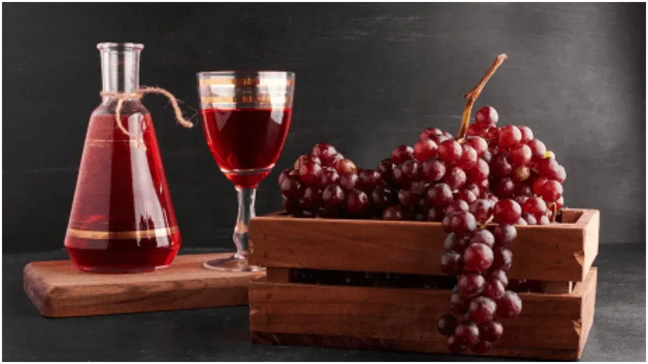 दरवर्षी अडीच ते तीन कोटी लिटर वाईन तयार होणाऱ्या नाशिक जिल्ह्यात यंदा उत्पादन घटण्याचा अंदाज आहे. त्यामुळे वाईन प्रेमींसाठी ही अतिशय वाईट बातमी असल्याचे समोर आले आहे.