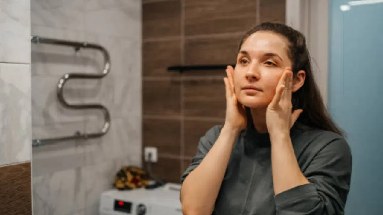 'अँड्रोजन' हार्मोन्सचा अभाव : पुरुषांमध्ये 'अँड्रोजन' नावाचा हार्मोन्सचा समूह असतो, ज्यामध्ये टेस्टोस्टेरॉन प्रमुख आहे. हे संप्रेरक चेहऱ्यावरील केसांच्या मुळांना उत्तेजित करते, ज्यामुळे दाढी-मिशी येते. महिलांमध्ये या संप्रेरकाचे प्रमाण अत्यंत कमी असते.