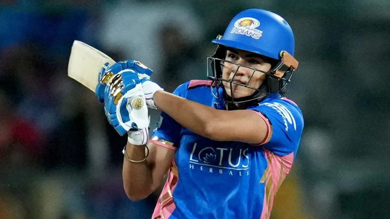 यास्तिकाने या स्पर्धेतील पहिल्या हंगामात मुंबई इंडियन्सचं प्रतिनिधित्व केलं. मुंबईने 2 वेळा डब्ल्यूपीएल ट्रॉफी जिंकली आहे. मात्र यास्तिकाला तिसऱ्या मोसमात काही खास करता आलं नाही. त्यामुळे मुंबईने यास्तिकाला मेगा ऑक्शनआधी करारमुक्त केलं होतं. (PHOTO CREDIT- PTI)