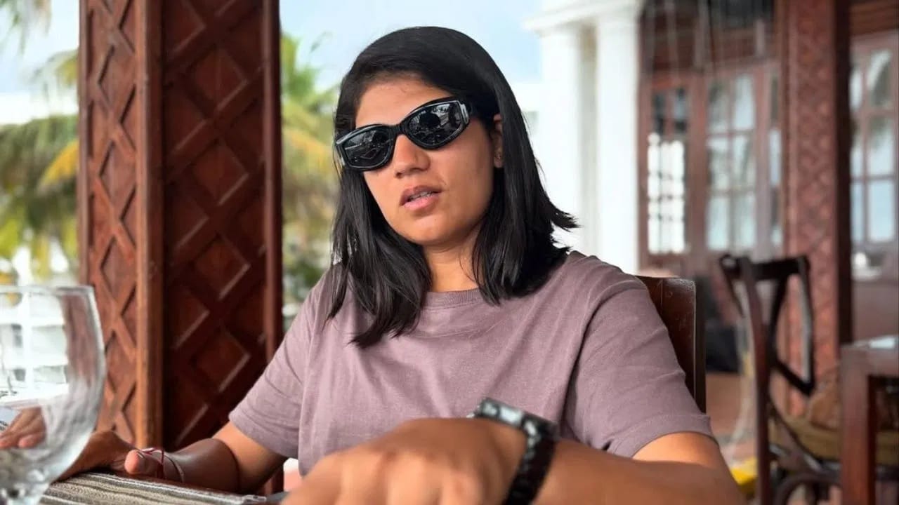 विकेटकीपर बॅट्समन यास्तिका भाटीया हीला डब्ल्यूपीएलच्या चौथ्या मोसमाला मुकावं लागलं आहे. गुजरात जायंट्सने यास्तिकाला मेगा ऑक्शनमधून 50 लाख रुपये मोजून आपल्या गोटात घेतलेलं. मात्र यास्तिका दुखापतीतून अजूनही पूर्णपणे बरी झालेली नाही. त्यामुळे यास्तिकाला या मोसमातून बाहेर व्हावं लागलं आहे. (PHOTO CREDIT- INSTAGRAM)