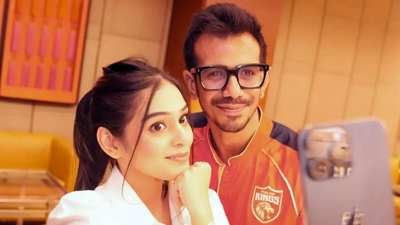 आयसीसी चॅम्पियन्स ट्रॉफी 2025 मध्ये युजवेंद्र चहल आणि आरजे महावश दोघे एकत्र दिसले. त्यानंतर त्यांच्या रिलेशनशिपची अफवा पसरली. दोघांचे बरेच एकत्र फोटो सोशल मीडियावर व्हायरल झाले. 