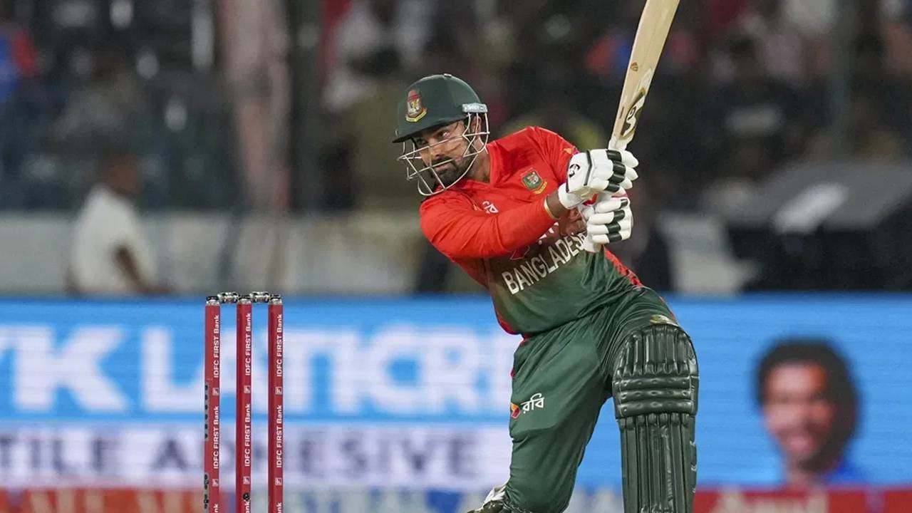 पाकिस्ताननंतर दुसरा क्रमांक लागतो तो बांगलादेशचा.. या संघाचे ओपनर 8 वेळा शून्यावर बाद झाले आहेत. त्यानंतर दक्षिण अफ्रिकेच्या ओपनरचा नंबर लागतो. दक्षिण अफ्रिकेचे ओपनर 6 वेळा शून्यावर बाद झाले आहे. चौथ्या क्रमांकावर श्रीलंकेचे ओपनर असून पाच वेळा शून्यावर बाद झाले आहेत. (Photo- PTI)