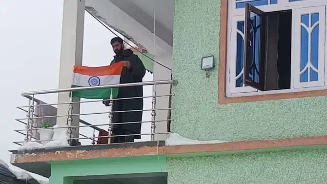 दहतवाद्याच्या वडिलांनी घरावर फडकावला तिरंगा… जम्मू-काश्मीरमधील तो फोटो व्हायरल