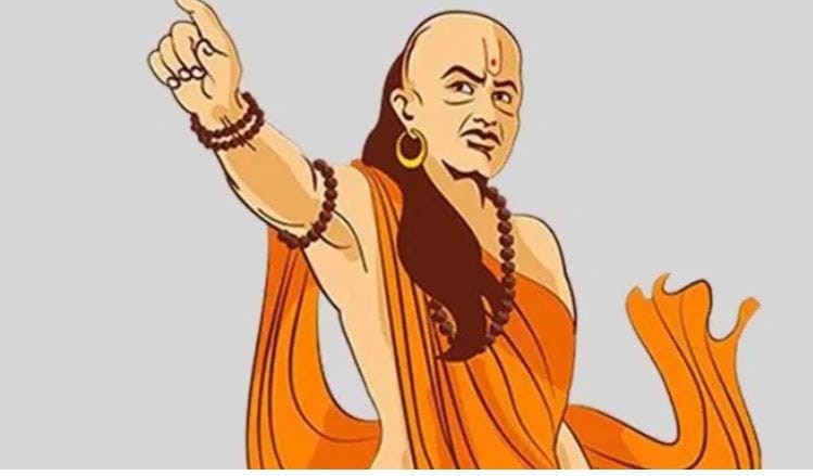 आपल्याला काहीच समजत नाही, आपण मूर्ख आहोत असे समोरच्या व्यक्तीला वाटले तर त्यात आपलाच फायदा असतो. आपल्या या प्रतिमेमुळे शत्रू गाफील राहतो. त्यामुळे आपल्या विजयाचा मार्ग सुकर होतो, असे चाणक्य नीतीमध्ये सांगितलेले आहे.