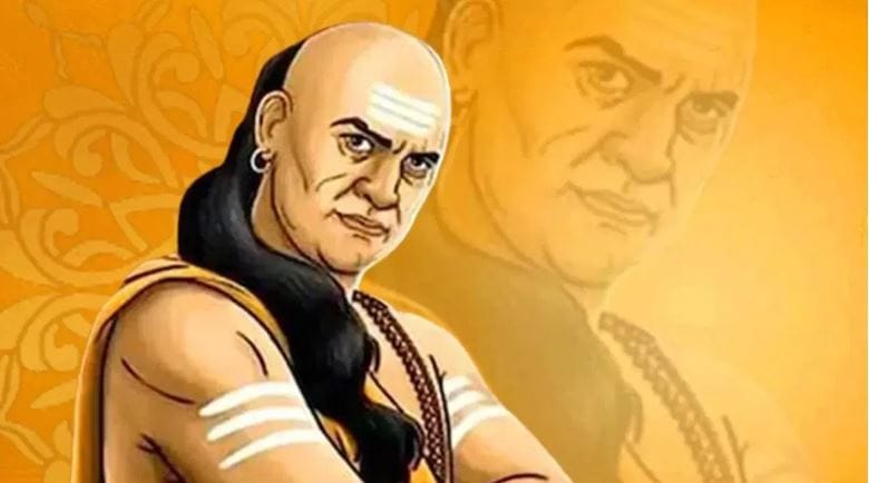 जी व्यक्ती नेमहीच वाईट बोलते, ज्या व्यक्तीच्या मनात नेहमीच घृणा असते तशा माणसांपासून दूर राहावे. जीवनात अशी व्यक्ती सोबत असेल तर तुमच्यावर संकटांचा डोंगर उभा राहू शकतो. म्हणूनच नेहमी दुसऱ्यांचे वाईट व्हावे, अशी इच्छा बाळगणाऱ्या व्यक्तीपासून दूर राहायला हवे. कायद्याची भीती नसलेल्या लोकांपासूनही नेहमी दूर राहायला हवे. 