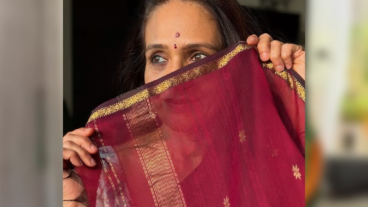 पारंपरिक साडीमध्येही त्यांनी आधुनिक टच दिला आहे. त्यांच्या या लुकवर चाहत्यांनी भरभरून लाईक्स आणि कमेंट्सचा वर्षाव केला आहे. 