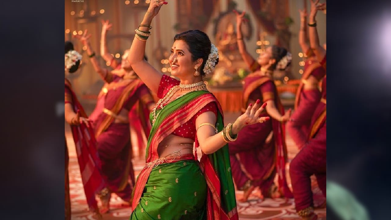 मराठी अभिनेत्री प्राजक्ता माळी अभिनय आणि तिच्या सौंदर्यामुळे सोशल मीडियावर प्रचंड चर्चेत असते. तिच्या 'फुलवंती' चित्रपटातील अभिनयाचे देखील मोठ्या प्रमाणात कौतुक झाले होते. 