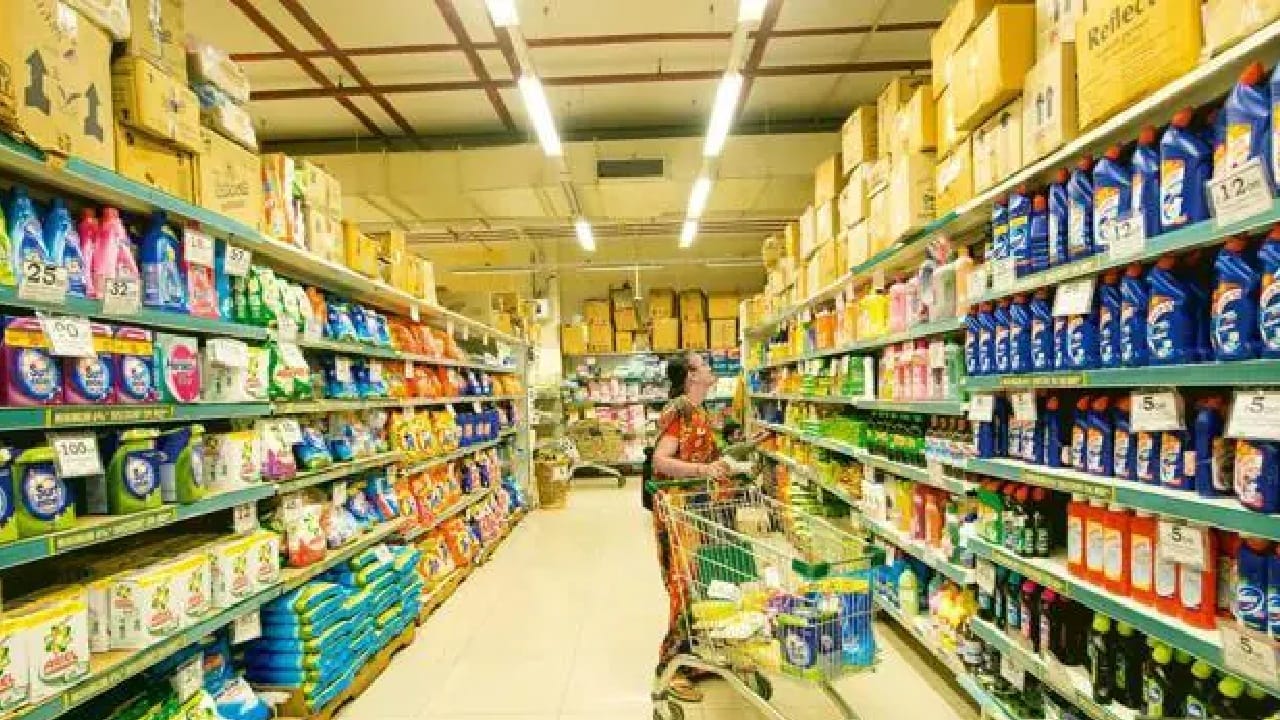 यामध्ये शनिवारी ही अनेक गोष्टी बाय 1 गेट 1 आणि 50 टक्के डिस्काउंटसह मिळतात. तर रविवारी जे स्टॉक शिल्ल्क आहेत त्यावर 10-20 टक्के सूट मिळते. ज्यामध्ये भाज्या, दूध, पावडर अशा गोष्टींचा समावेश आहे. 