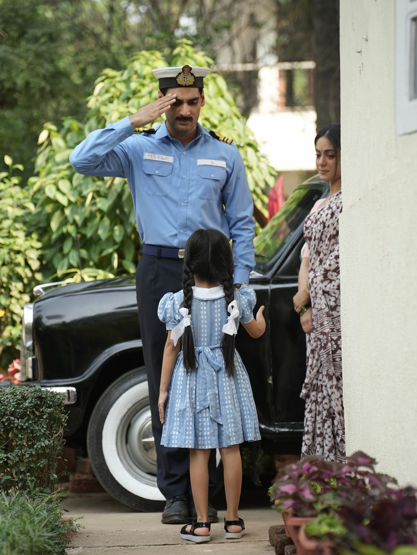 मागच्या आठवड्यात बॉर्डर 2 चा प्रीमियर झाला. त्यावेळी मुलगा अहान शेट्टीला पाठिंबा देण्यासाठी सुनील शेट्टीला प्रीमियर आला. पण तो थिएटरच्या आत गेला नाही. सुनील शेट्टी थिएटरच्या आत का आला नाही? असा प्रश्न त्यावेळी अनेकांना पडला. 