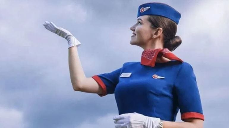 विमानातून प्रवास करताना प्रवाशांना काही नियमांचे पालन करावे लागतात. प्रवाशांना जसे नियम असतात तसेच काही नियम विमानातील क्रू मेंबर्सनाही असतात. या नियमांचे उल्लंघन केल्यास एअर होस्टेस, वैमानिक यांच्यावर कठोर कारवाई केली जाते. 