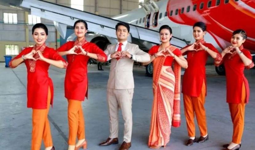 विमानातून प्रवास करताना क्रू मेंबर्स कोणताही परफ्यूम वापरू शकत नाहीत. एअर होस्टेस प्रवाशांच्या सेवेसाठी असतात. परंतु त्यांनादेखील कोणताही परफ्यूम लावता येत नाही. तीव्र स्वरुपाचा सुवास, गंध यामुळे क्रू मेंबर्सचे लक्ष विचलित होण्याची शक्यता असते, त्यामुळेच त्यांना कोणताही परफ्यूम लावू दिला जात नाही. 