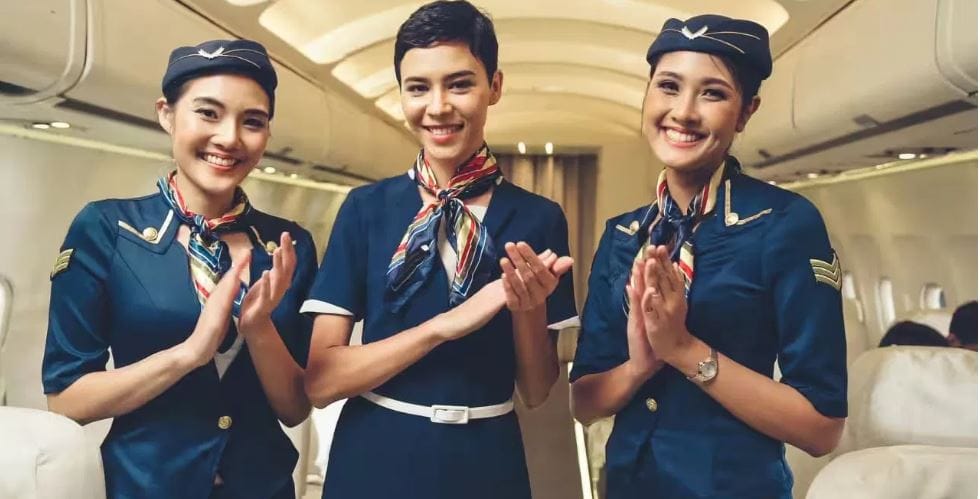 पायलट, एअर होस्टेस तसेच अन्य क्रू मेंबर्सना विमानात धुम्रपान करण्यास मनाई असते. तंबाखू तसेच अन्य कोणत्याही पदार्थाचे ते सेवन करू शकत नाहीत. या नियमाचे उल्लंघन केल्यास कठोर कारवाई केली जाते. विशेष म्हणजे विमाना क्रू मेंबर्सना च्यूइंग गम खाण्यासही  बंदी असते.  