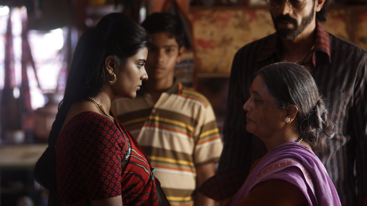 ऐश्वर्याने सांगितले की, एकटी मिळाल्यावर त्या फोटोग्राफरने तिला अंडरवियर घालण्यास सांगितले आणि अत्यंत आक्षेपार्ह शब्दांत, 'मला तुझं शरीर पाहायचं आहे,' अशी मागणी केली. त्या वयात ती जवळपास त्याच्या बोलण्याला बळी पडणारच होती मात्र ऐनवेळी तिच्या अंतःकरणाने तिला सावध केले.