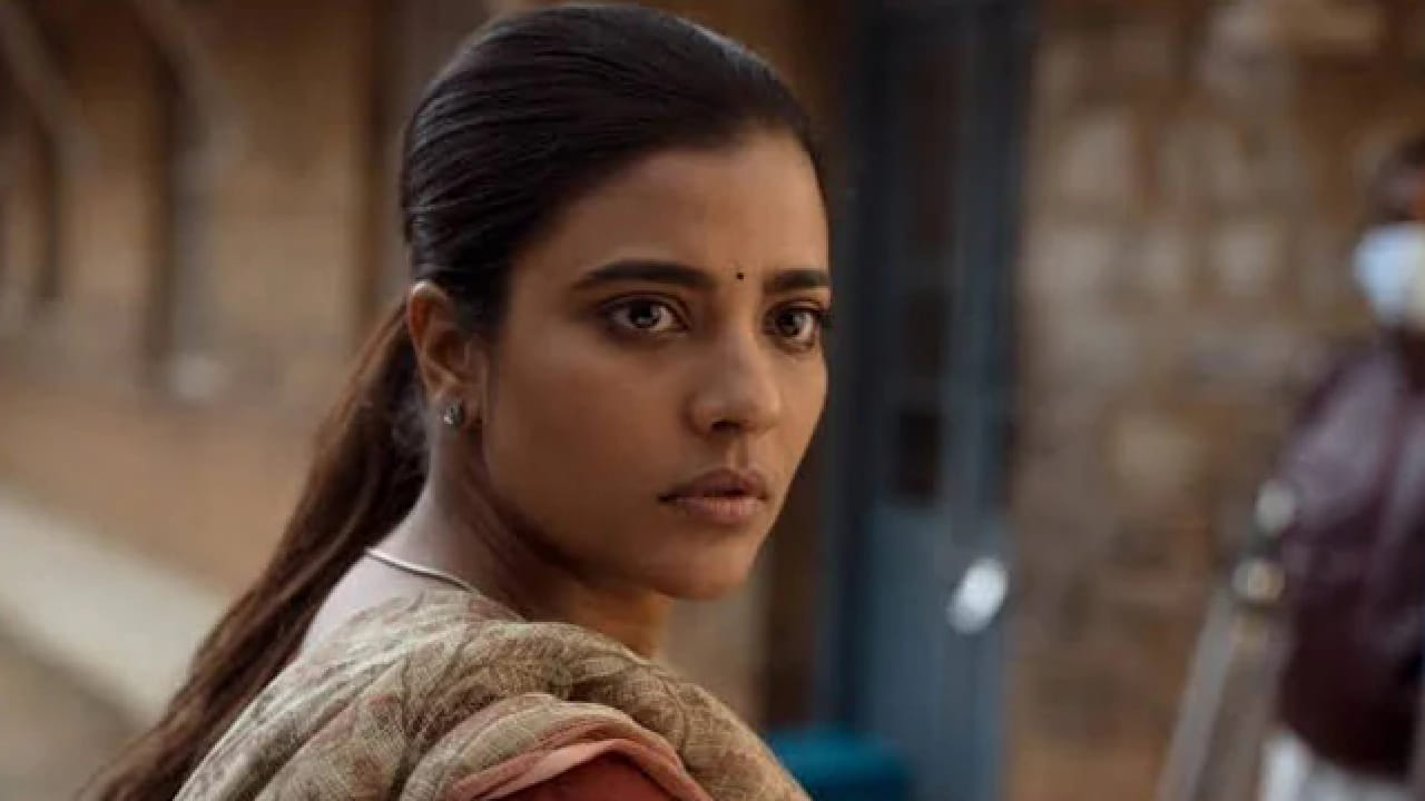 या परिस्थितीत ऐश्वर्याने प्रसंगावधान राखत भावाची परवानगी घ्यायची आहे असे कारण सांगून त्या खोलीतून बाहेर पडण्याचा निर्णय घेतला आणि स्वतःचा बचाव केला. हा अनुभव नवोदित अभिनेत्री आणि तरुण मुलींना इंडस्ट्रीमध्ये कोणत्या मानसिक आणि शारीरिक छळाच्या धोक्यांना सामोरे जावे लागते याचे गंभीर वास्तव उघड करतो.