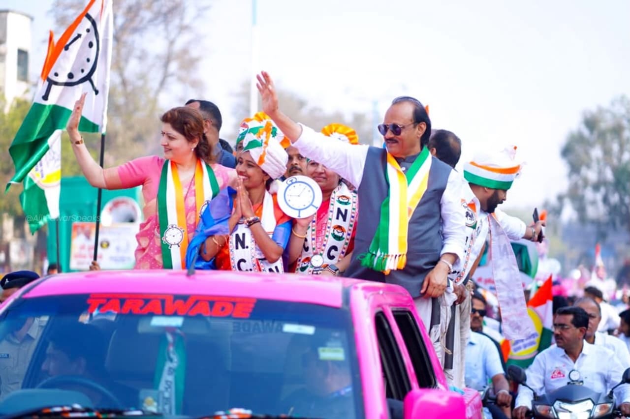 महाराष्ट्रातील एक उत्तुंग व्यक्तिमत्व आणि राज्याचे उपमुख्यमंत्री अजित पवार यांचे विमान अपघात निधन झाले आहे. ते ६६ वर्षांचे होते. आज बारामती विमानतळावर विमान उतरवण्याच्या प्रयत्नात झालेल्या अपघातात भीषण अपघातात त्यांचे निधन झाले. मुंबईहून बारामतीकडे जात असताना त्यांचे चार्टर्ड विमान शेतात कोसळले.