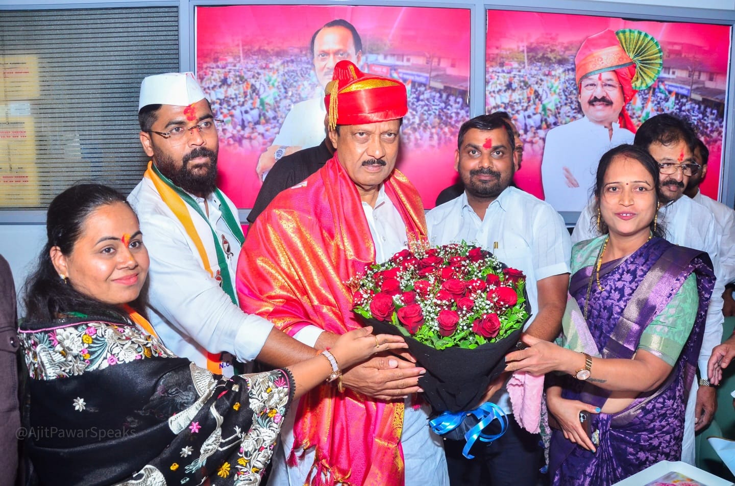 अजित पवार आणि त्यांच्या पत्नीने बँकांमध्ये मोठ्या रकमा गुंतवल्या आहेत. अजित पवार यांनी ७ लाख २० हजार रुपये रोख असून ३ लाख ९६ हजार ५९३ रुपये बँकेत जमा आहेत. तर पत्नी सुनेत्रा पवार यांच्याकडे ६ लाख ६५ हजार ४०० रुपये रोख असून विविध बँक खात्यांमध्ये सुमारे ३ कोटी ७० लाख रुपये जमा आहेत.