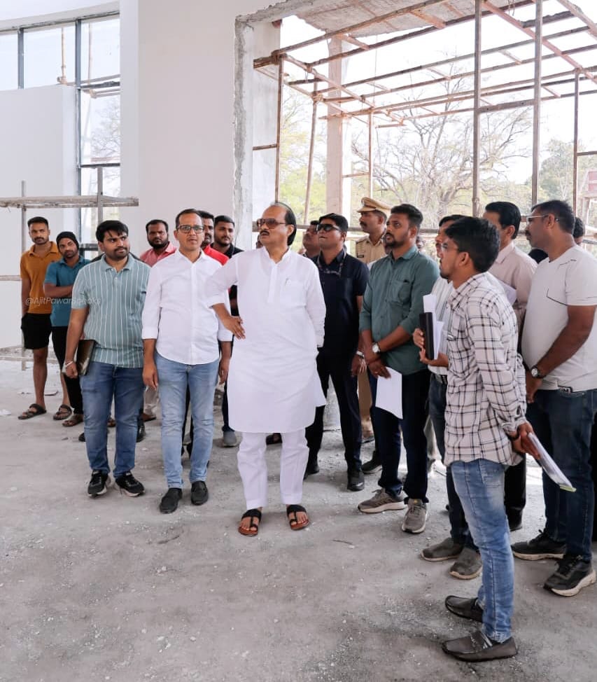 अजित पवारांची ३७ कोटी १५ लाख ७० हजार २९ रुपये इतकी स्थावर मालमत्ता आहे. त्यांच्या नावावर २० ठिकाणी शेतजमीन, ४ निवासी इमारती आणि १ मोठे व्यावसायिक संकुल आहे.
एकूण मालमत्ता कोट्यवधींच्या घरात असली तरी, अजित पवारांवर कर्जाचाही बोजा होता.