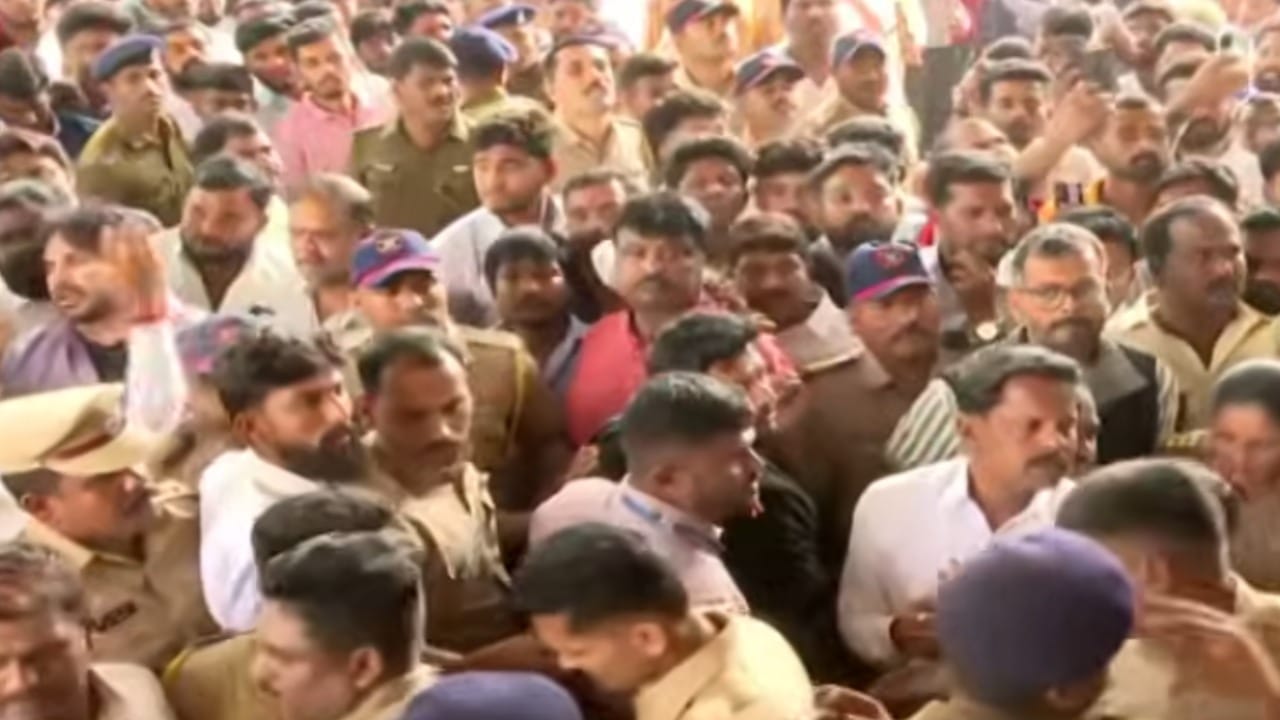 दादा माणूस गेला अशी भावना व्यक्त केली जात आहे. तसेच प्रत्येकजण शोकसागरात बुडाला आहे. अजित पवार यांच्या निधनाने राज्याच्या राजकारणात कधीही भरून न निघणारी पोकळी निर्माण झाली आहे.