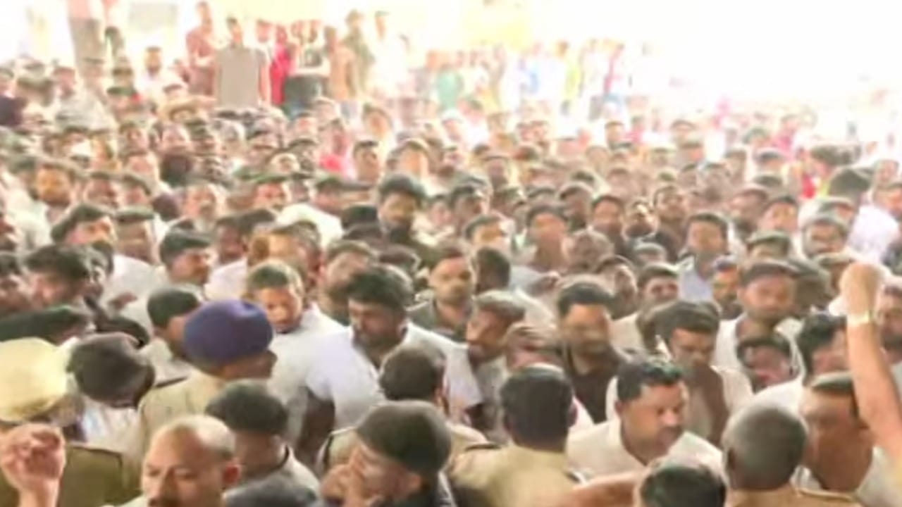 मुंबईहून बारामतीकडे जात असताना त्यांच्या चार्टर्ड विमानाला लँडिंगदरम्यान भीषण अपघात झाला. या घटनेने संपूर्ण महाराष्ट्रावर शोककळा पसरली आहे. या दुर्घटनेनंतर अजित पवारांच्या असंख्य कार्यकर्त्यांनी एकच आक्रोश केला आहे.