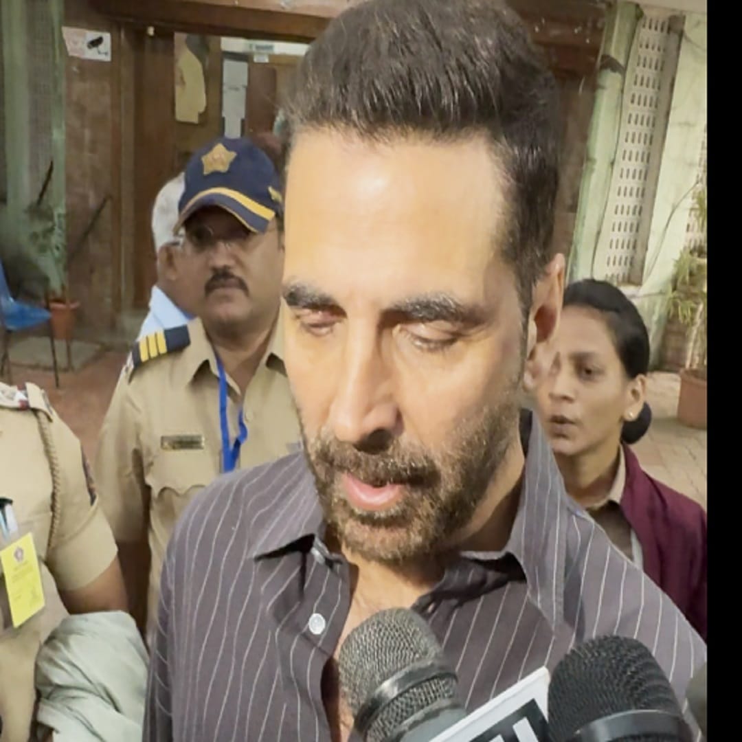 अभिनेता अक्षय कुमार याने मतदानाचा हक्क बजावताना दिसत. भारताना नागरिकत्व मिळाल्यानंतर अक्षय नियमित मतदानाचा हक्क बजावला दिसतो. यावेळी त्याने सर्वांना देखील मतदानाचा हक्क बजावण्यासाठी आवाहन केलं. 