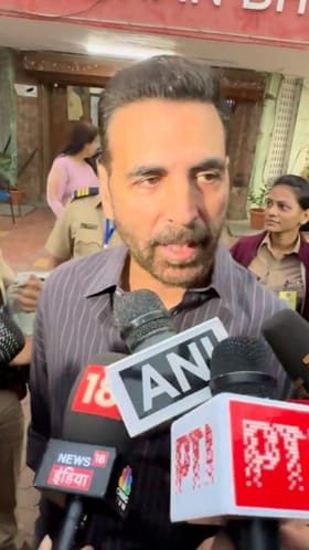 अभिनेता अक्षय कुमारने बजावला मतदानाचा हक्क.