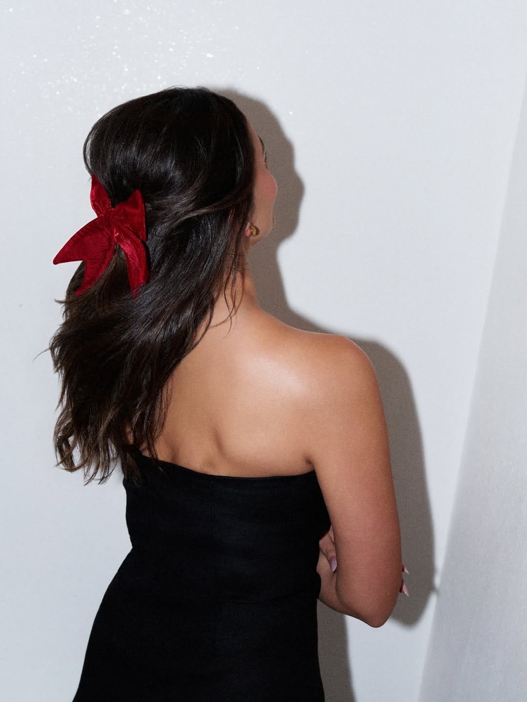 अभिनेत्री आलिया भट्ट हिला आज कोणत्याच ओळखीची गरज नाही. अभिनेत्री अनेक हीट सिनेमे बॉलिवूडला देत चाहत्यांचं मनोरंजन केलं आहे. आता आलिया तिच्या सिनेमामुळे नाही तर, खास लूकमुळे चर्चेत आली आहे. सध्या सर्वत्र आलियाच्या फोटोंची चर्चा रंगली आहे.